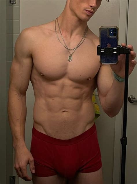 Bulge in pink 💖 selfie : r/HotMaleSelfies