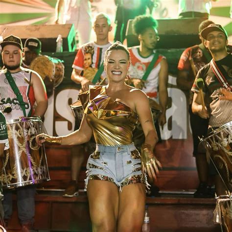 Juju Salimeni 'esconde' biquíni em clique para lá de ousado MH