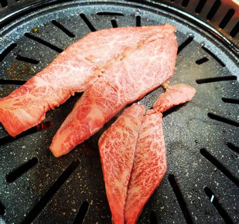 Cooking my Hanwoo beef cuts at the meat market in Seoul : r/FoodPorn