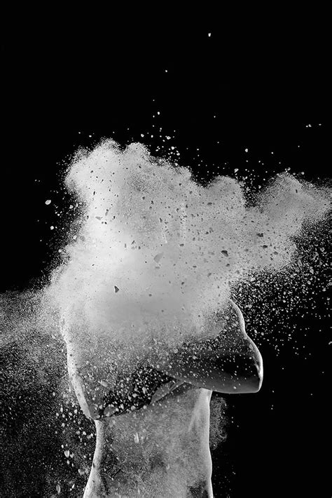 Находка: благотворительный календарь со спортсменами ню — Нож