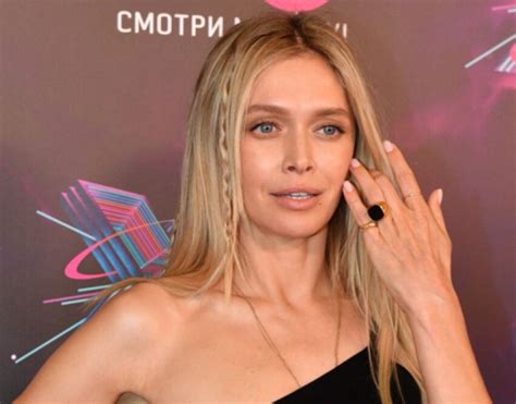 Вера Брежнева в топике с бахромой блеснула своей «сочной» грудью в ...