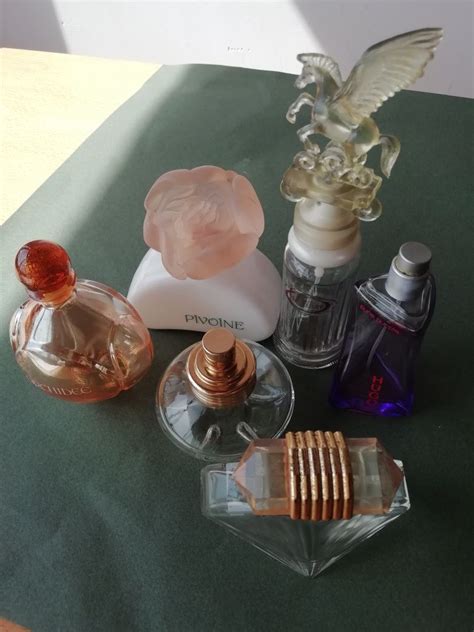 Frascos Antigos De Perfumes - Conjunto de frascos de perfume antigos vazios. Oeiras E São Julião Da ...