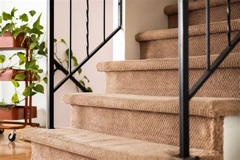 How To Lay Carpet On The Stairs | Viewfloor.co