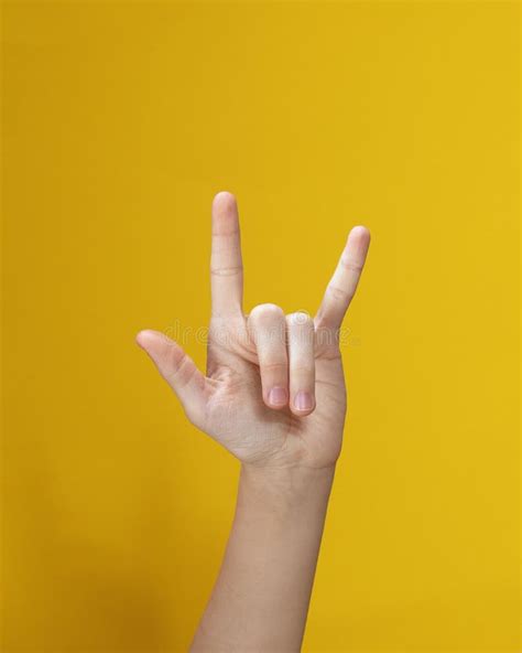 O Que Significa 3 Dedos Levantados - Mãos Com Três Dedos Levantados Sobre Fundo Amarelo. Eu Amo Você Assinar ...