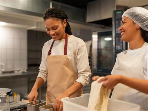 O que um Auxiliar de Cozinha Faz: Funções e Responsabilidades ...