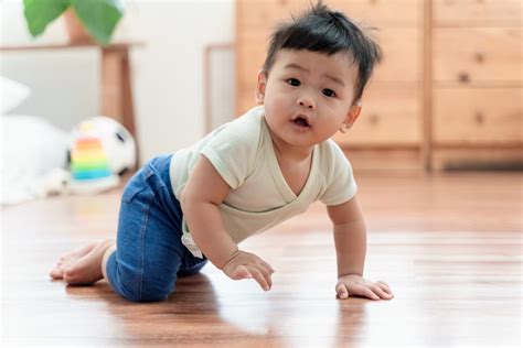 month  baby feeding sleep  milestones  month baby chick