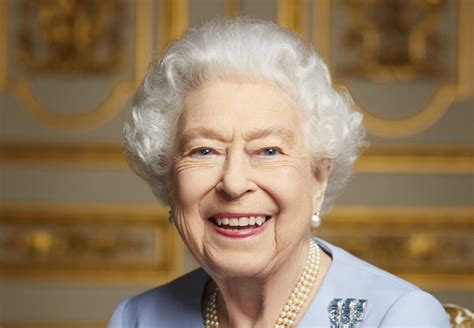 royal year  images  platinum jubilee portraits  queen