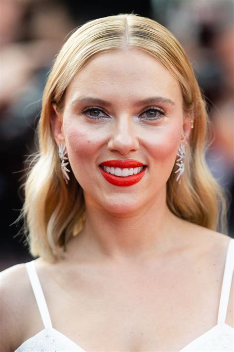 Scarlett Johansson nous parle de son acné, de sa routine bien-être et ...