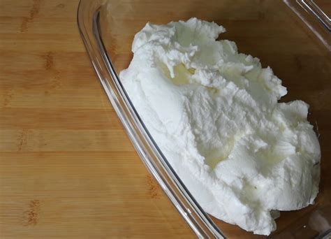 Творожный сыр из кефира. По вкусу не уступает сливочному сыру, но ...