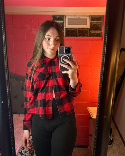 Jessa Pinkgirl | I feel like I look like a mom in this pic idk why lol