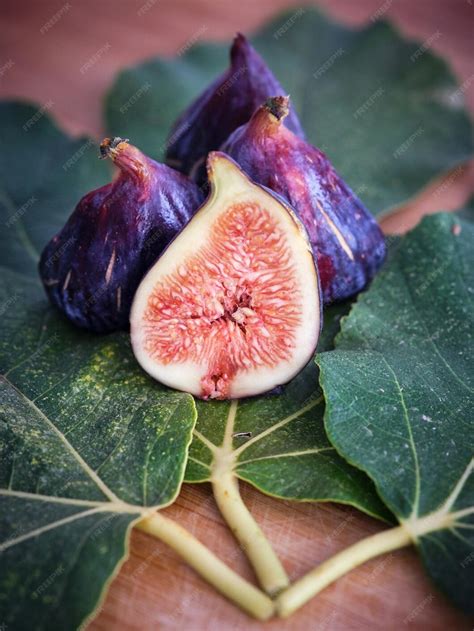 Fruta Com Casca Dura - De cima, frutas maduras exóticas com casca roxa colocadas em folhas ...