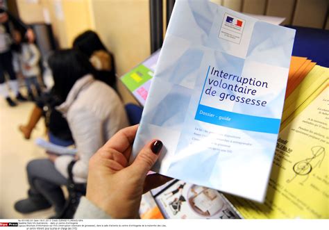 IVG dans la Constitution : le projet de loi présenté ce matin en