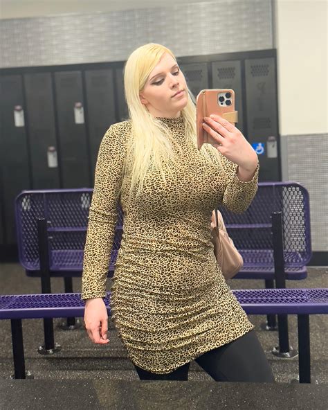 Strong femboy with mommy vibes 👀 : r/femboy