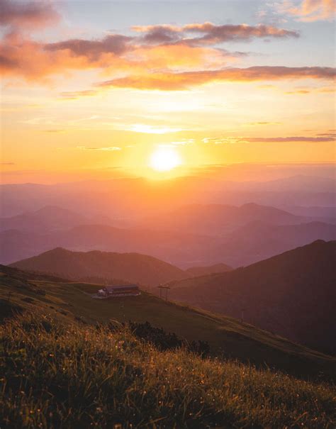 spectacular sunrise captures  beauty    day
