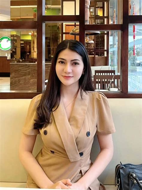 7 Potret Loli Auristela, Asisten Pribadi Baru Hotman Paris yang Jago