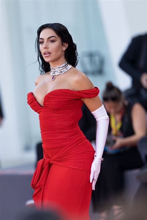 Georgina Rodríguez impacta con un vestido rojo con botas en el Festival