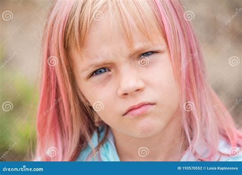 Retrato De Menina Fofa. Retrato Externo De Garotinha Fofa No Dia De ...