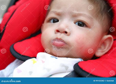 Bebê Fazendo Bolhas Com A Saliva - A Saliva Brincalhão Feliz Das Bolhas Do Bebê Bonito Baba Na Boca Da ...