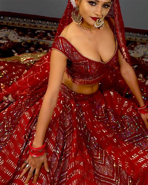 bhojpuri actress shweta sharma shows  desi bhabhi avatar  saree