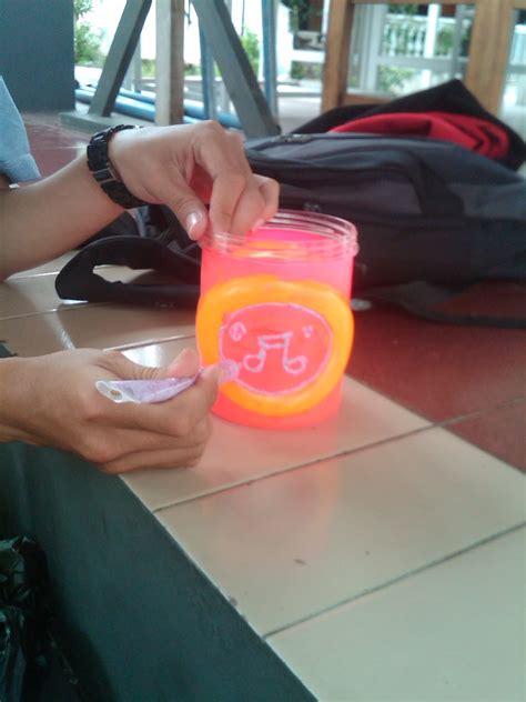 cara membuat celengan dari botol bekas bentuk burung hantu 3