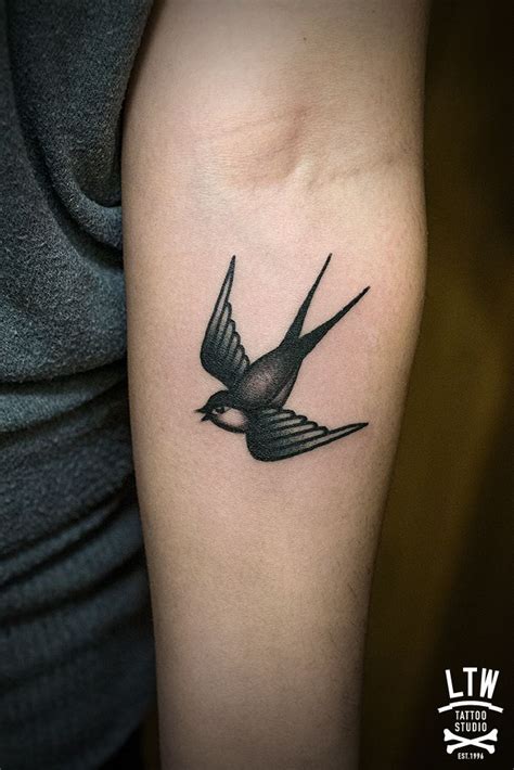 Golondrina por Dennis Hand Tattoos, Feather Tattoos, New Tattoos, Body ...