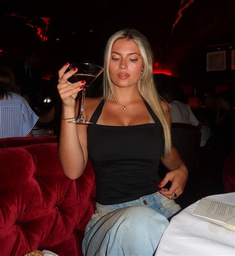 Hannah White | Nights in the Big 🍎 | Instagram