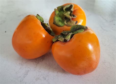 fuyu  hachiya persimmons eat differently earls organic produce