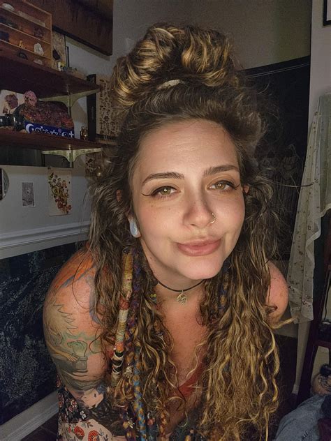 Most comfy in my long skirt : r/hippie_chicks