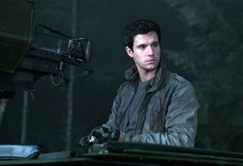 Noah Wyle and Drew Roy Talk FALLING SKIES Season 3, New Characters, and