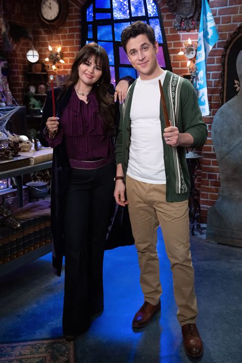 Selena Gomez y David Henrie regresan con Wizards Beyond Waverly Place
