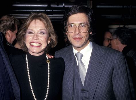 Mary Tyler Moore Married 15-Years-Younger Doctor She Called At 3 A.M