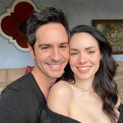 Ex de Mauricio Ochmann se refugia en sus amigas