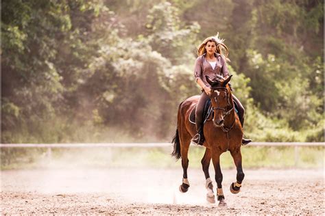 Women Horseback Riding: Beginner's Guide to the Ultimate Hobby