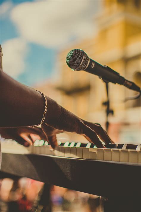 Persona Tocando El Piano · Fotos de stock gratuitas