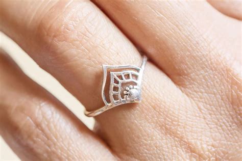 Does Sterling Silver Turn Your Finger Green? – StyleCheer.com