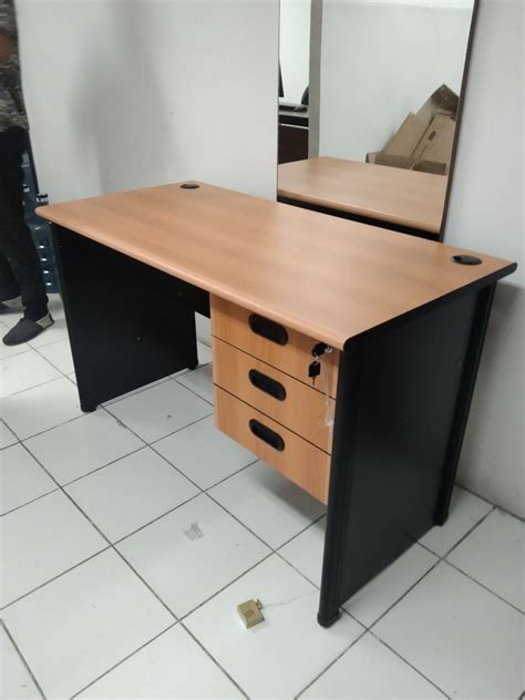 meja kerja ueod  uno kursi kantor