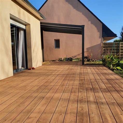 Réalisation d'une terrasse en Pin rouge du Nord et...