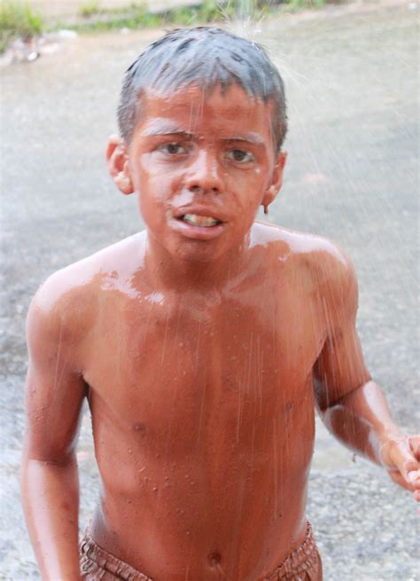 Gambar : orang, orang-orang, Anak laki-laki, pria, lumpur, anak, kotor
