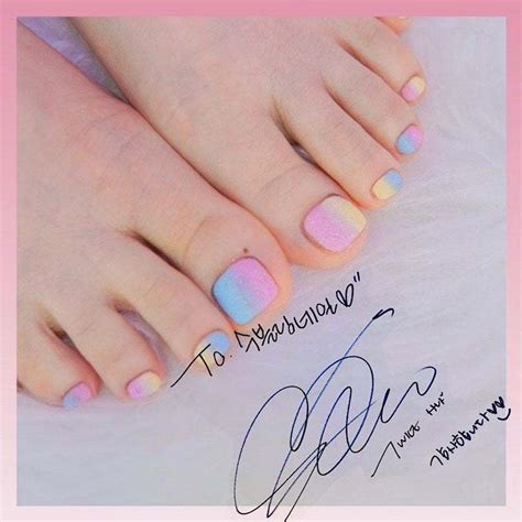 Minatozaki Sana's feet