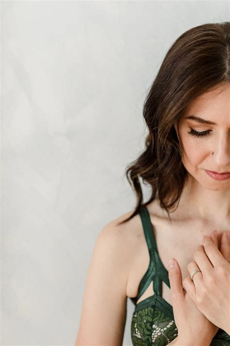 “Just for me”: M’s calm and confident boudoir portraits — Illuminate