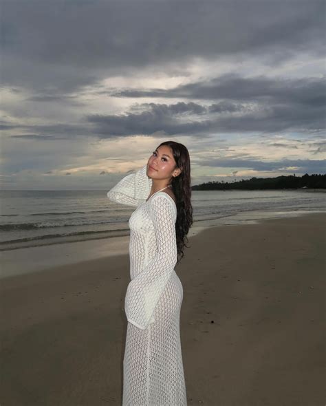 𝑨𝒍𝒆𝒙𝒊𝒔 𝑹𝒂𝒆 | 𝑭𝒂𝒔𝒉𝒊𝒐𝒏 & 𝑩𝒆𝒂𝒖𝒕𝒚 on Instagram: "care for a swim? 🤍🌴