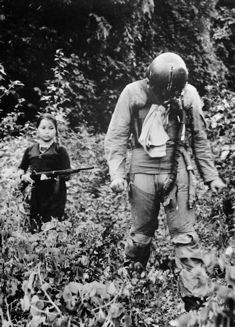 Long Hair Warriors: 30 Vintage Photographs of Female Viet Cong Soldiers ...