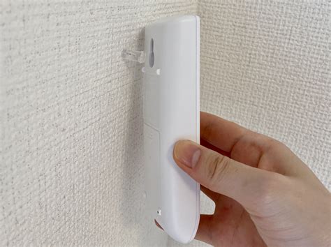 100均でリモコンすっきり！使いやすい壁掛け収納アイデア