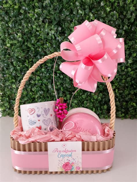 Cesta De Aniversario Para Mulher - ideias de cesta para mulher | Cestas criativas, Ideias de presentes ...