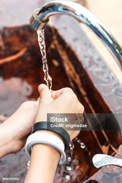 anakanak mencuci tangan foto stok  gambar  air anak