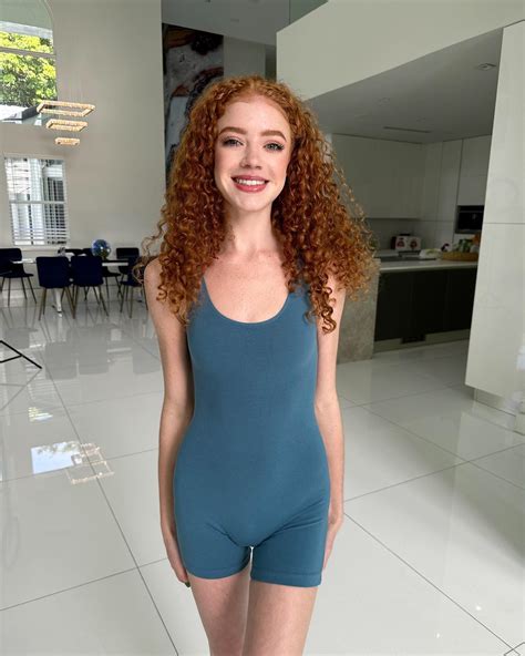 Zoe | About to get my stretch on! | Instagram