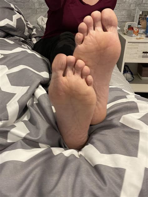 My big feet are better than your ex’s 😏 : r/bigfeetgirls