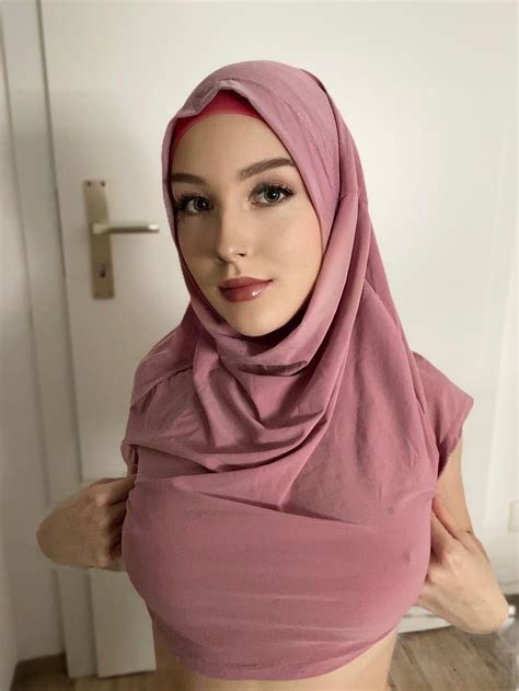 what am i hiding under my hijab? 🤫 : r/HijabiXXX
