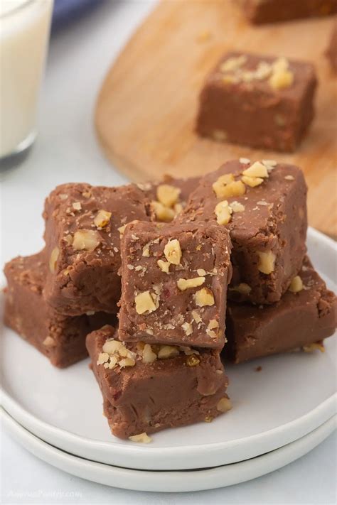 Fantasy Fudge (A Super Easy Fudge Recipe) - Amira's Pantry