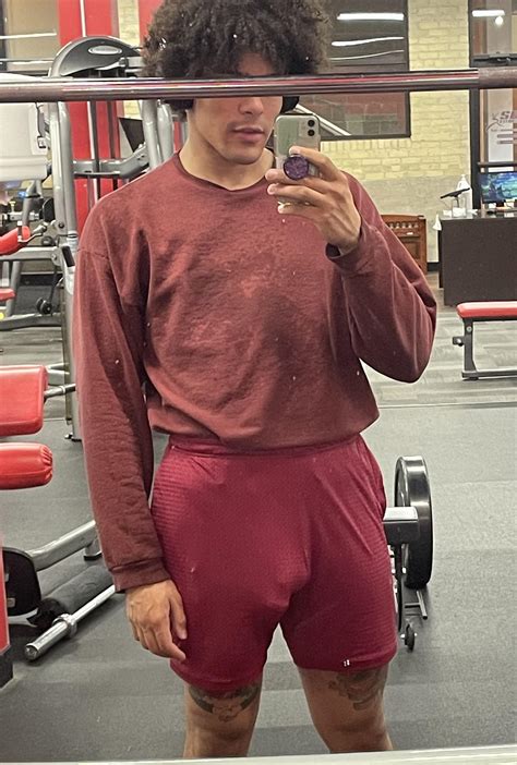Love bulging at the gym : r/Bulges